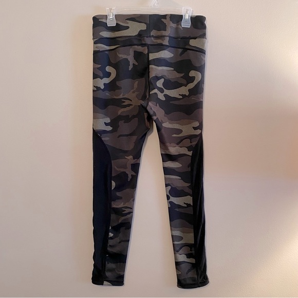C’est Moi. Activewear Leggings. Size Large. Reversible: camo print-solid grey. - Picture 3 of 9
